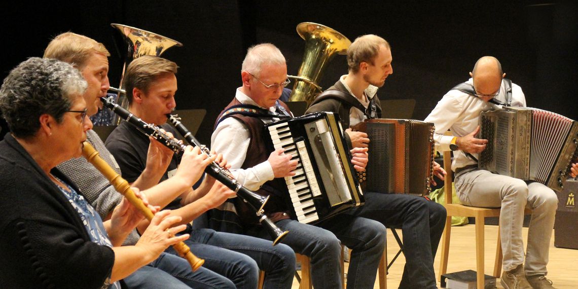 »Spiel mit!« - Erwachsene musizieren mit Studenten