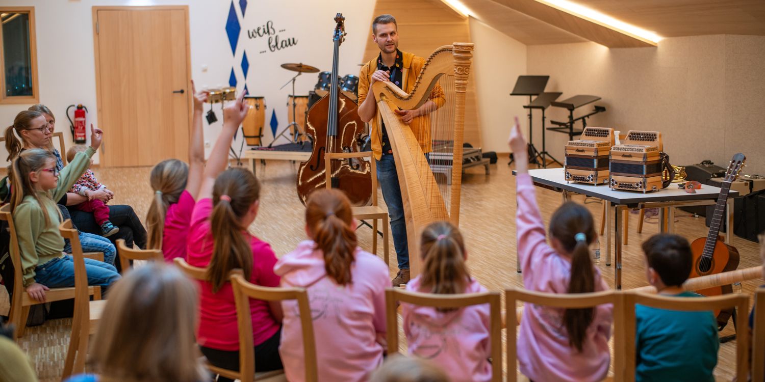 »Zupf‘n, Blos‘n, Drucka« – Instrumentenkarussell für Kinder