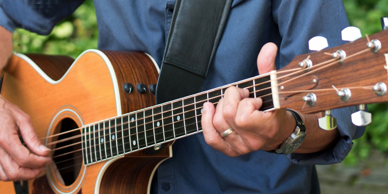 »Akustik-Gitarre unplugged« – Mit alten und neuen Chart-Hits