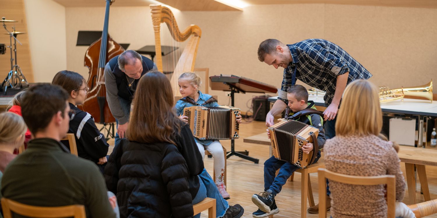 »Zupf‘n, Blos‘n, Drucka« – Instrumentenkarussell für Kinder