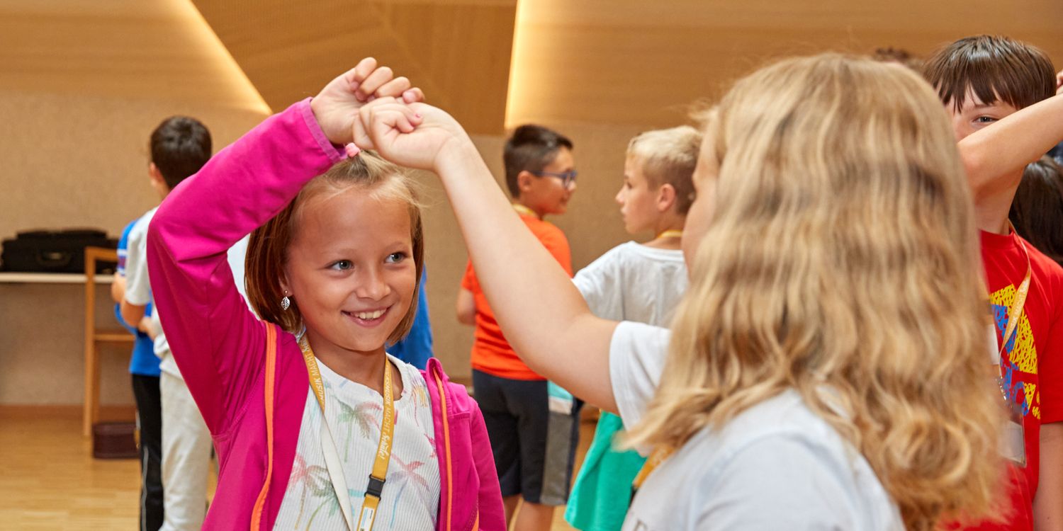 »Volkstänze in der Grundschule spielerisch, kreativ und partizipativ vermitteln« – Kurs der Universität Passau