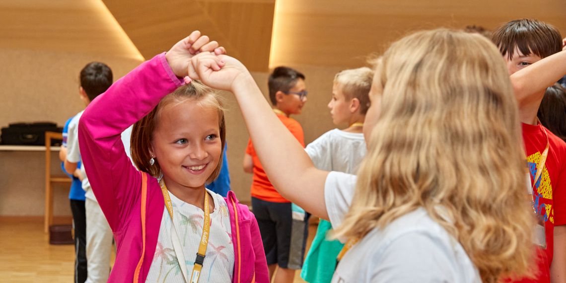 »Volkstänze in der Grundschule spielerisch, kreativ und partizipativ vermitteln« – Kurs der Universität Passau