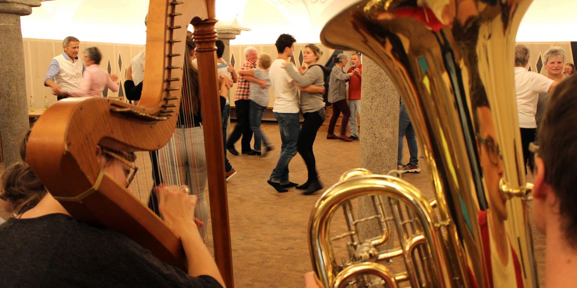 »Auftanzt!« – Kleiner Volkstanzkurs mit jungen Tanzmeistern