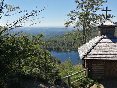 Rachelkapelle mit Blick auf den Rachelsee