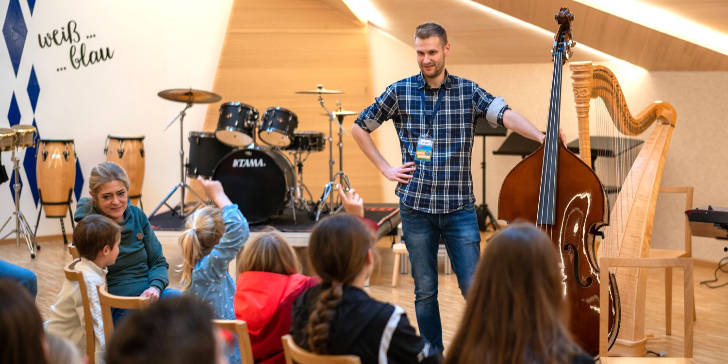 »Zupf‘n, Blos‘n, Drucka« – Instrumentenkarussell für Kinder